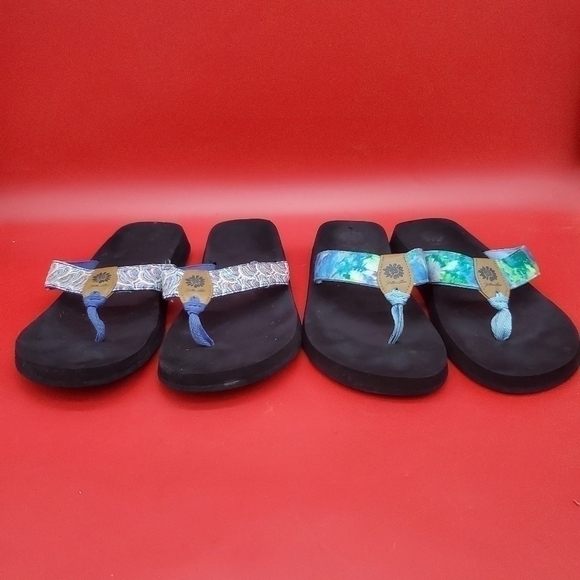 2 Pairs Of Yellow Box Thong Sandals Size 11 Shoes - Picture 1 of 12